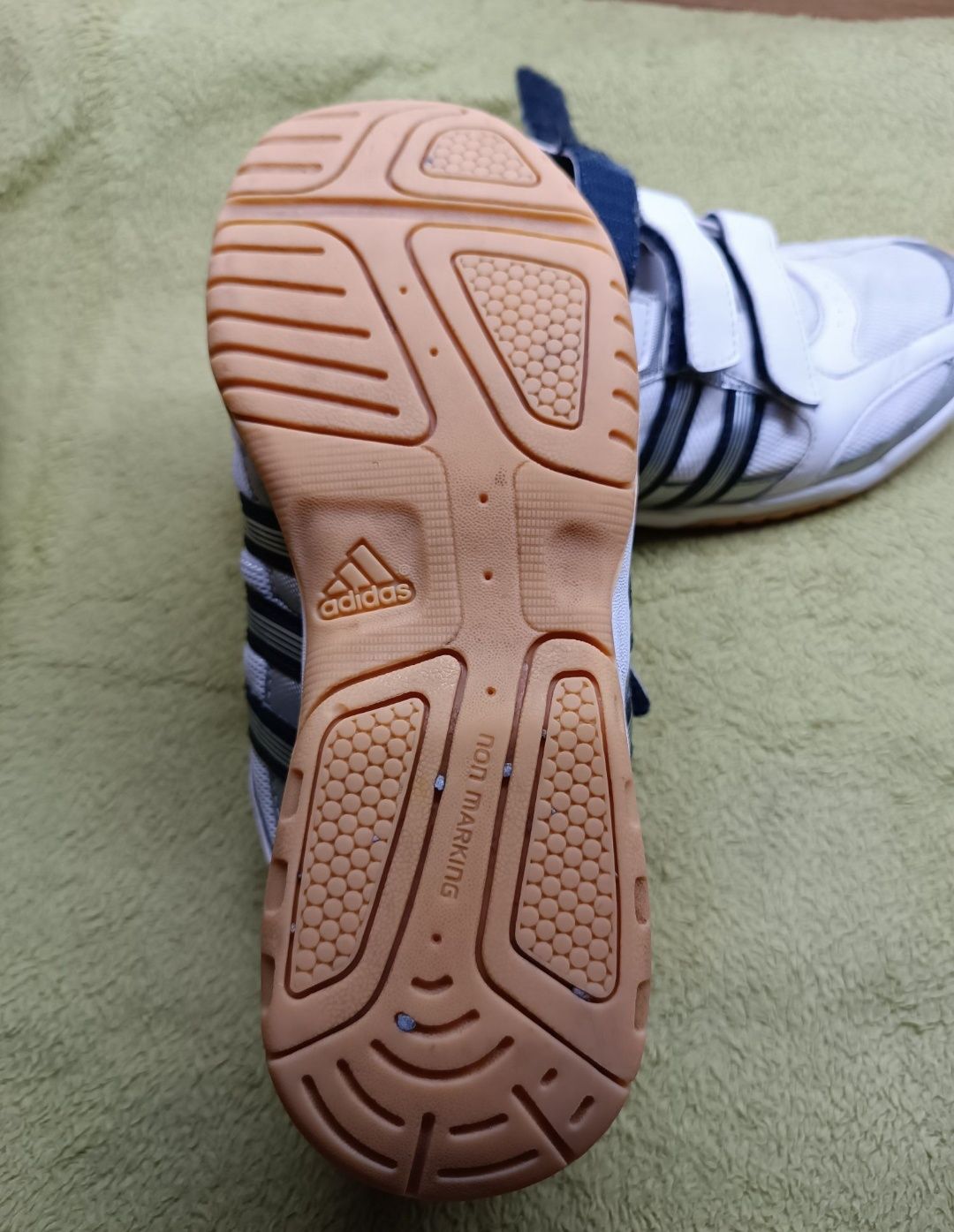 Кросівки Adidas non marking 38