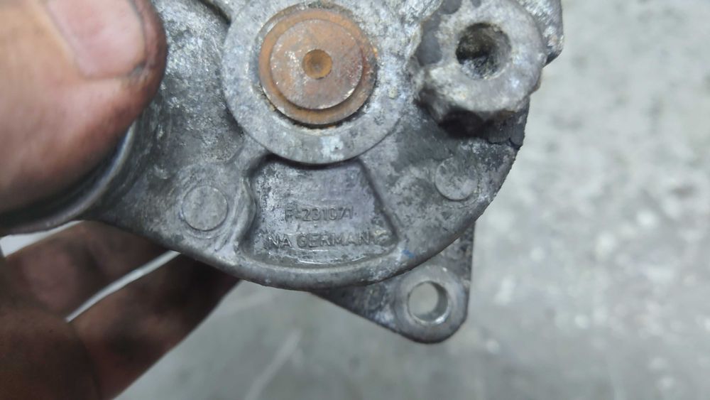 Mercedes W220 W638 W204 W211 W163 2.2 D 2.7 D 3.2 D  Napinacz Paska
