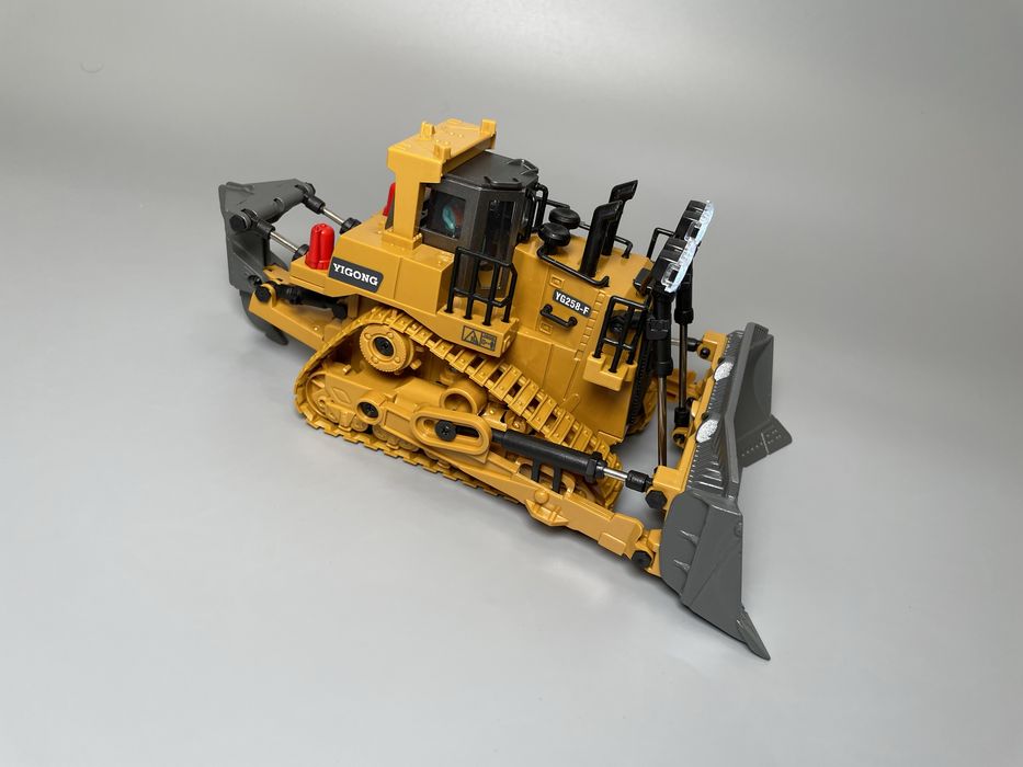 Бульдозер на радиоуправлении на пульте Бульдозер на радіокеруванні