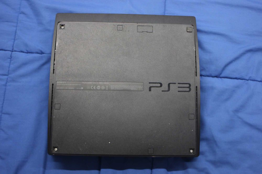 Playstation 3 + Comandos + Cabo de Alimentação + Carregador