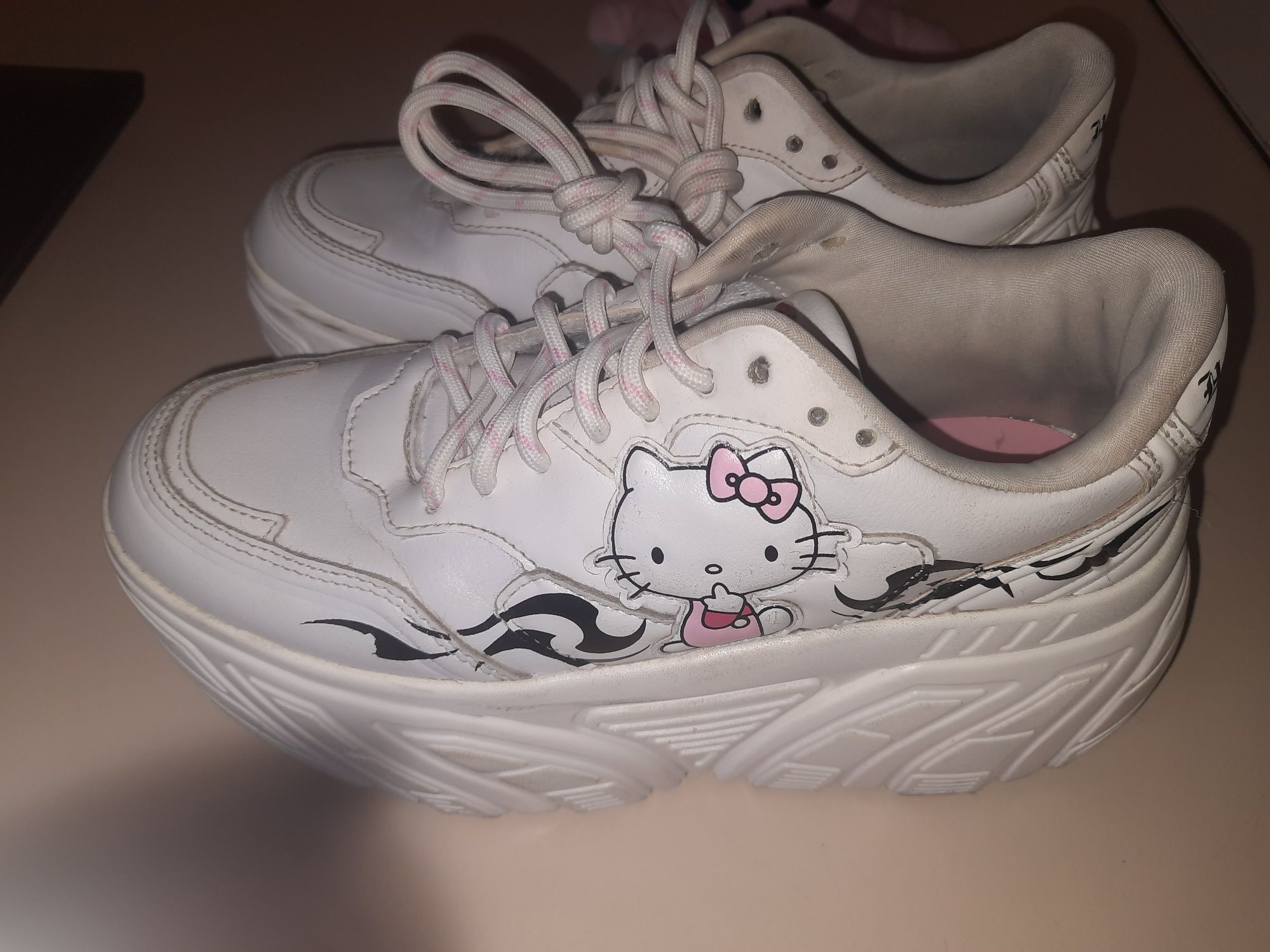 Кроссовки на платформе Hello Kitty,Bershka