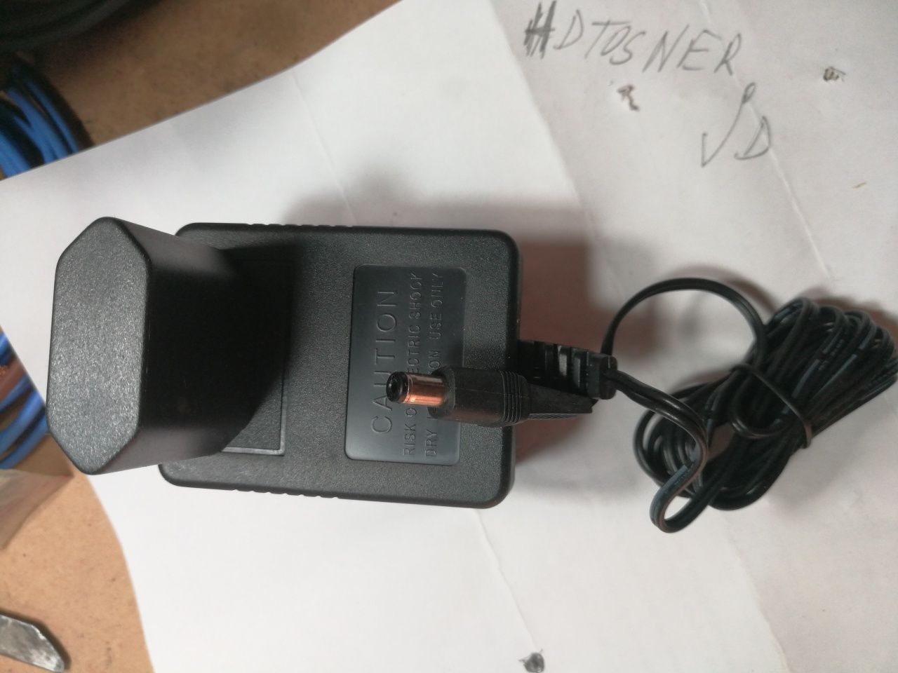 Adaptador de 230v/1400mA- 9v/800mA