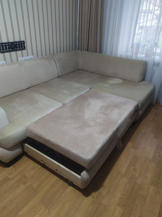 добротный угловой диван в жилую комнату