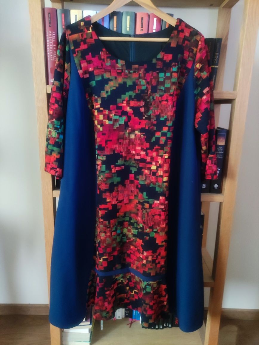Sukienka plus size, za łokieć, elegancka. W literę A.