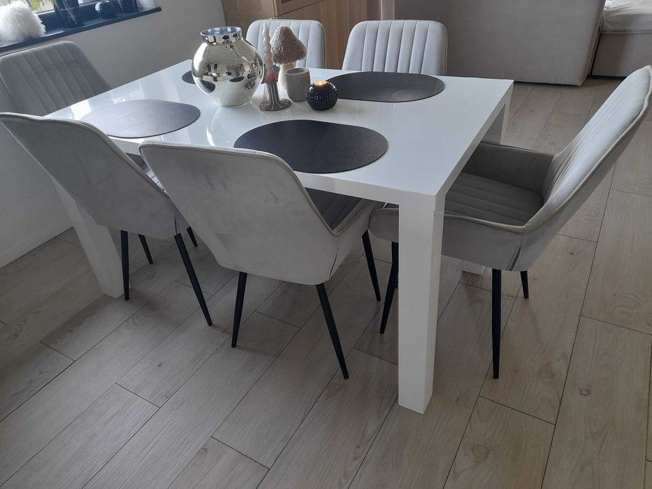 Piękne nowoczesne krzesła do jadalni