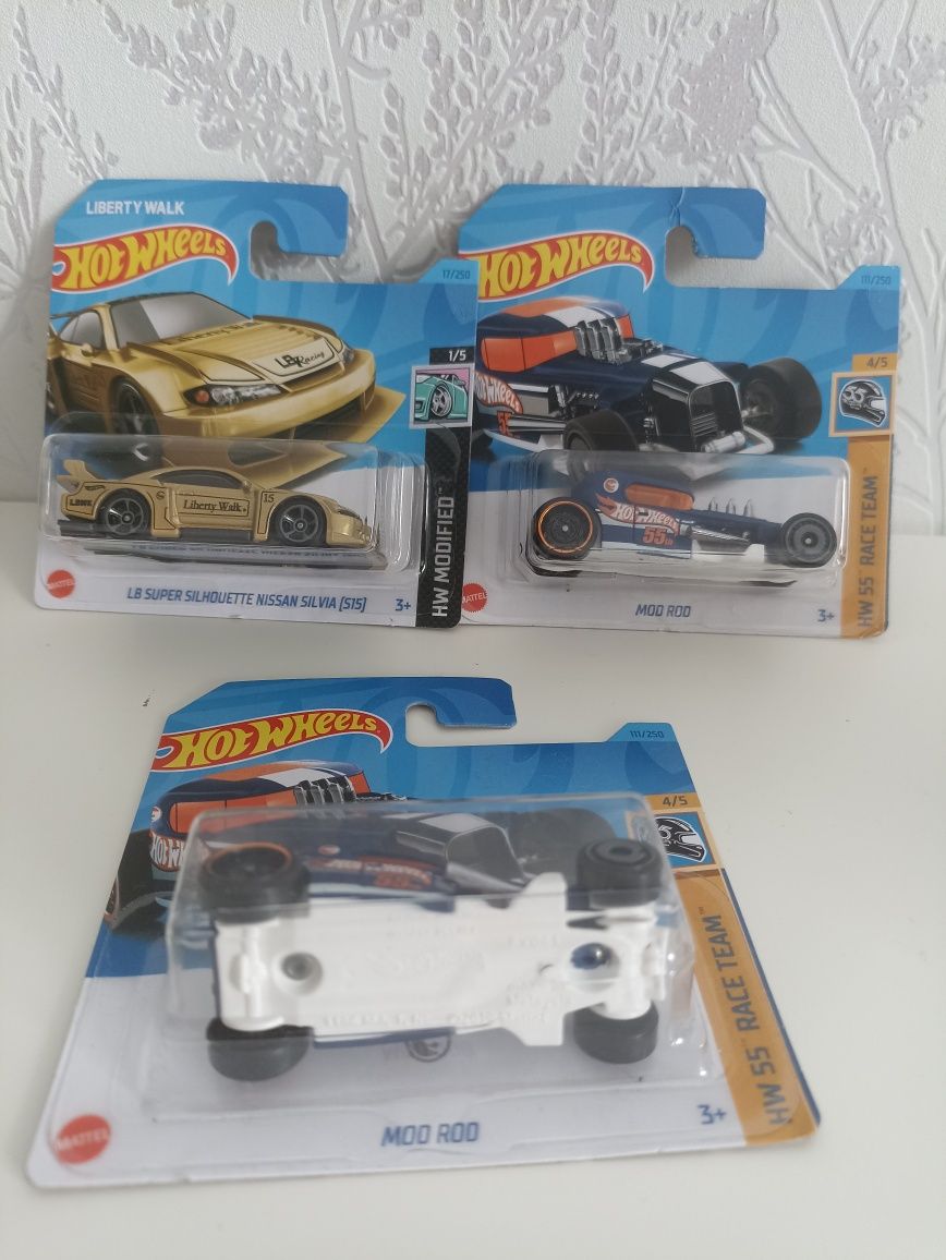 Auta  kolekcjonerskie Hot Wheels z srebrnymi znaczkami.