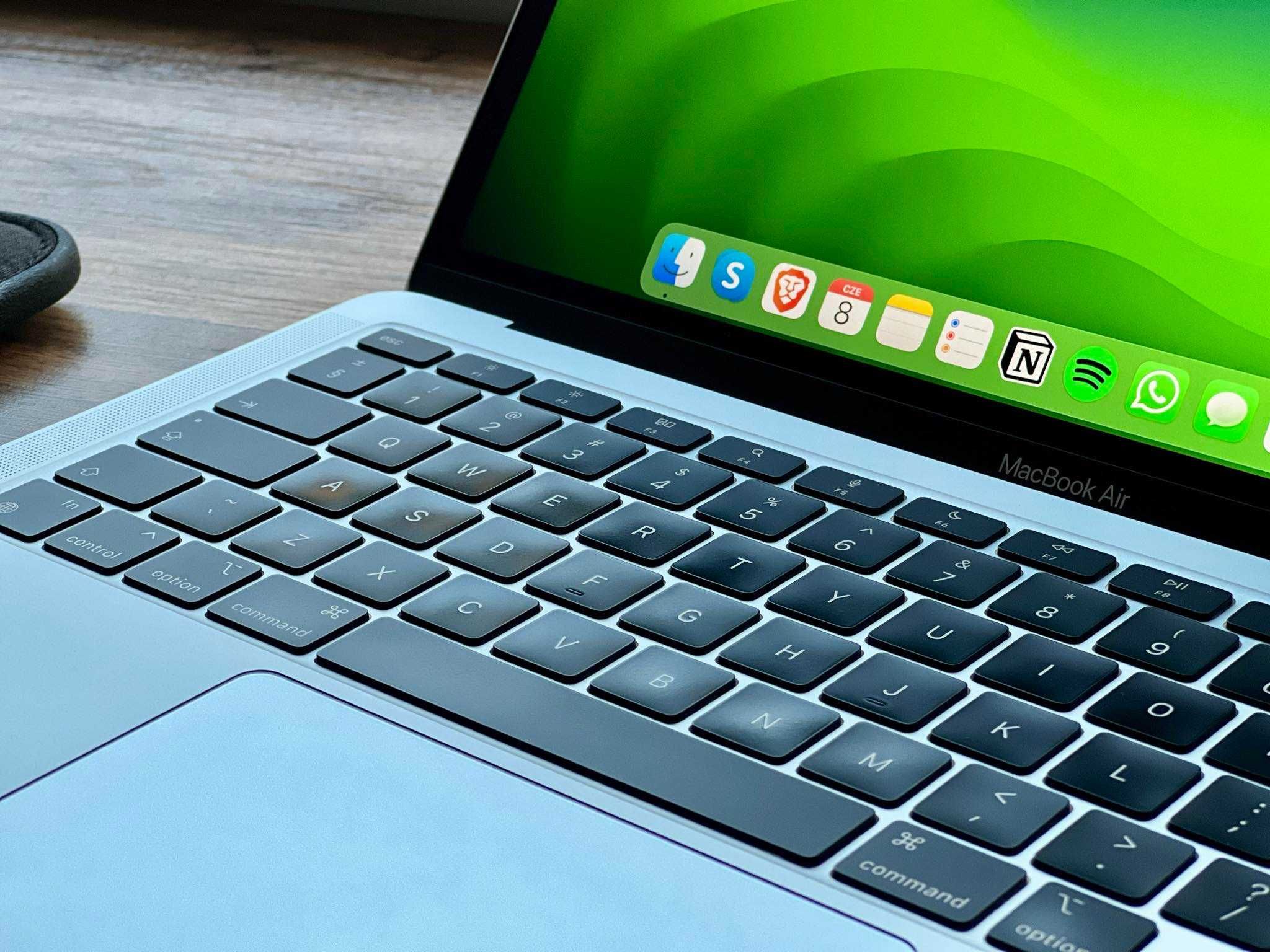 Bardzo zadbany MacBook Air 13 2020 M1 8 256 + magnetyczne etui Incase