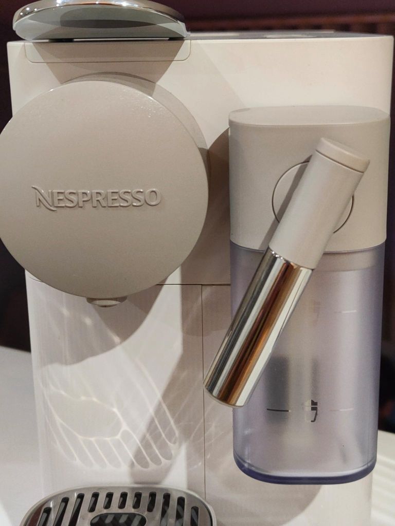 Máquina de café DELONGHI Nespresso Lattissima One + disp. cápsulas