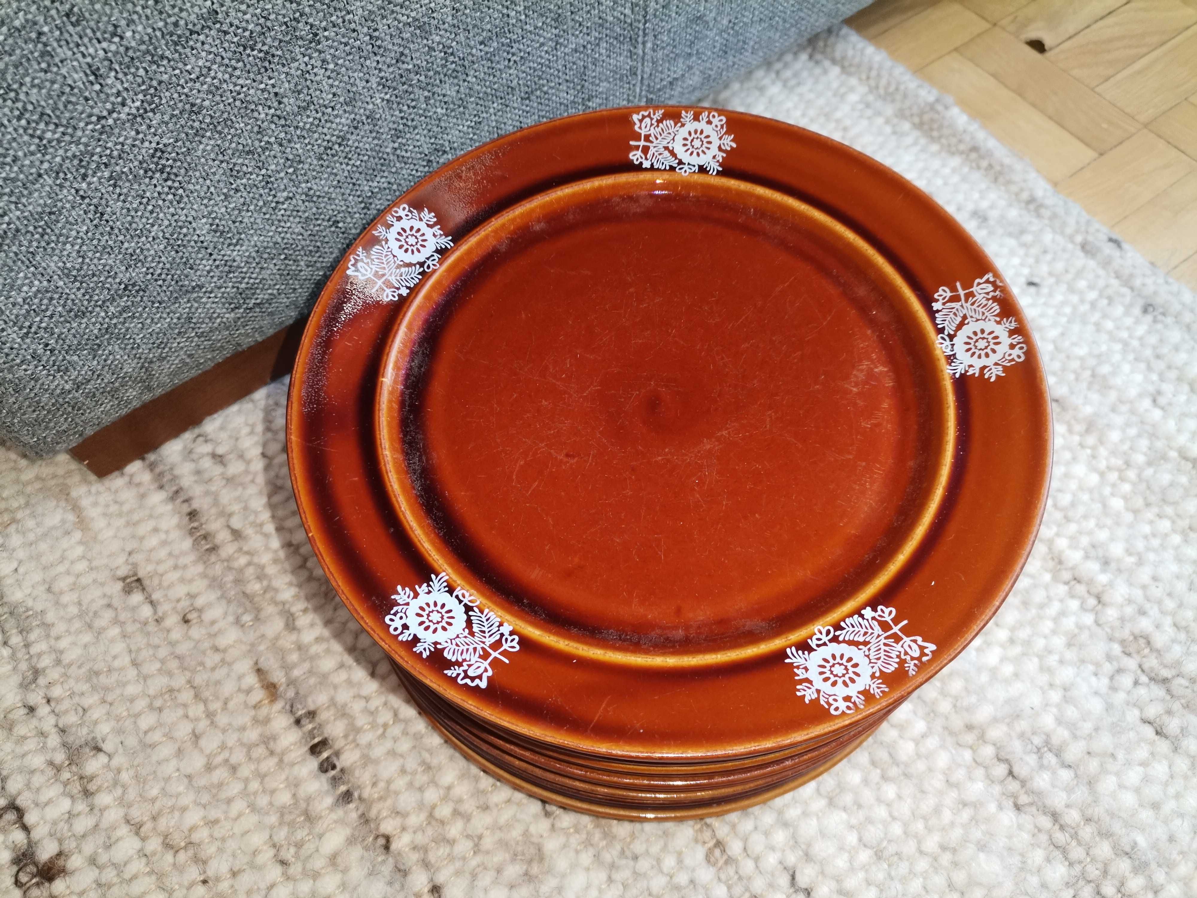 Talerz obiadowy PRL brązowy porcelit „Pruszków” – 15 zł x 11 sztuk