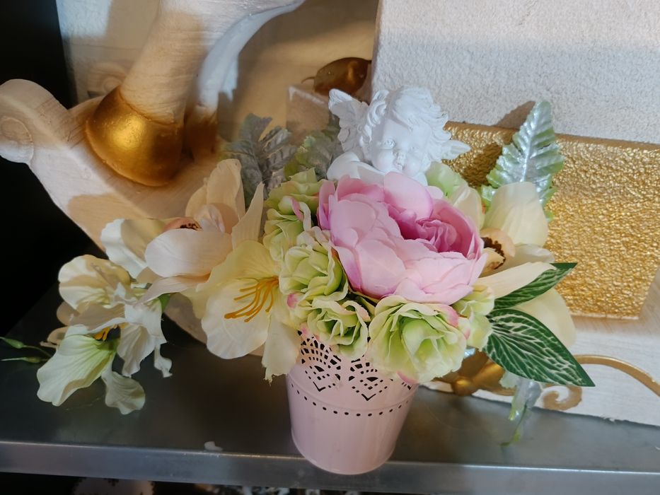 Malutki stroik na grobek małego dziecka dziewczynka z aniołkiem