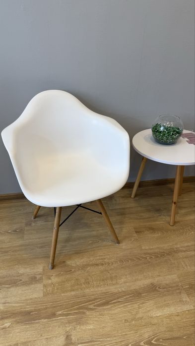 Продам стільці білі