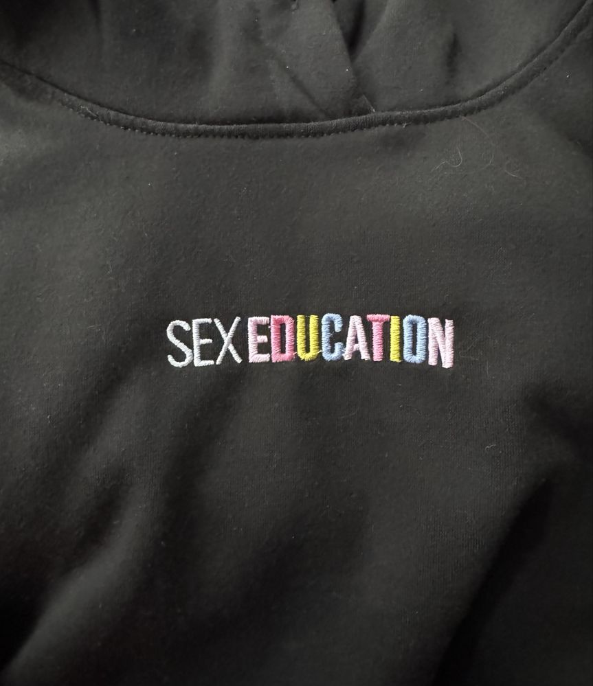Czarna bluza z kapturem haft Sex Education
