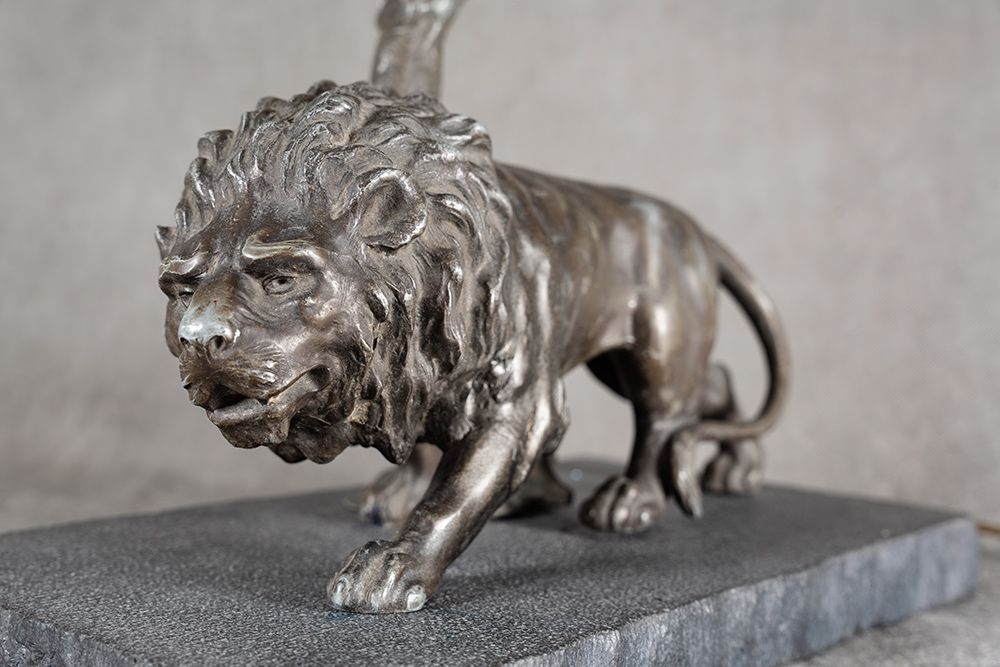 Lampa stołowa / biurkowa z figurą lwa, lata 30. XX wieku