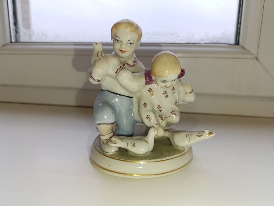 Статуетка діти годують голубів радянська