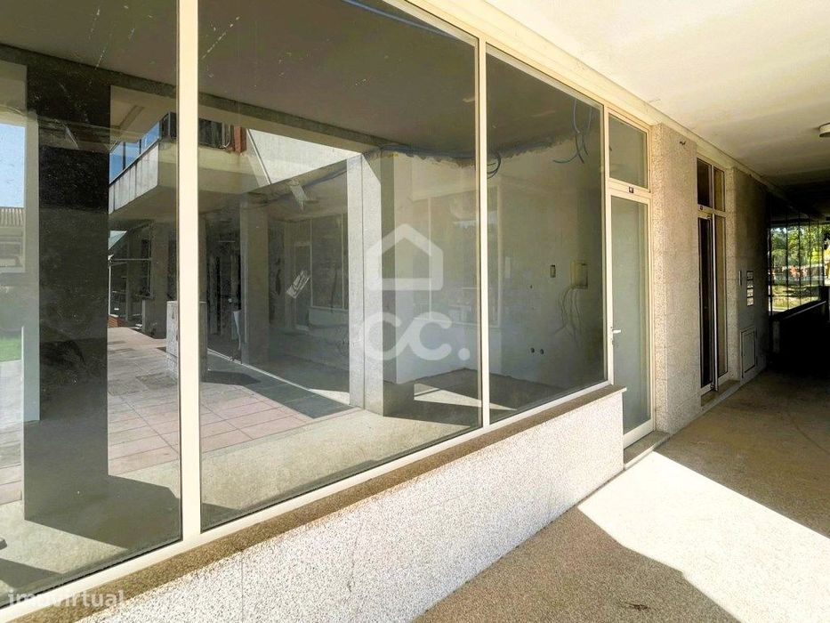 Loja comercial com 116m2 em Arnoso Santa Eulália