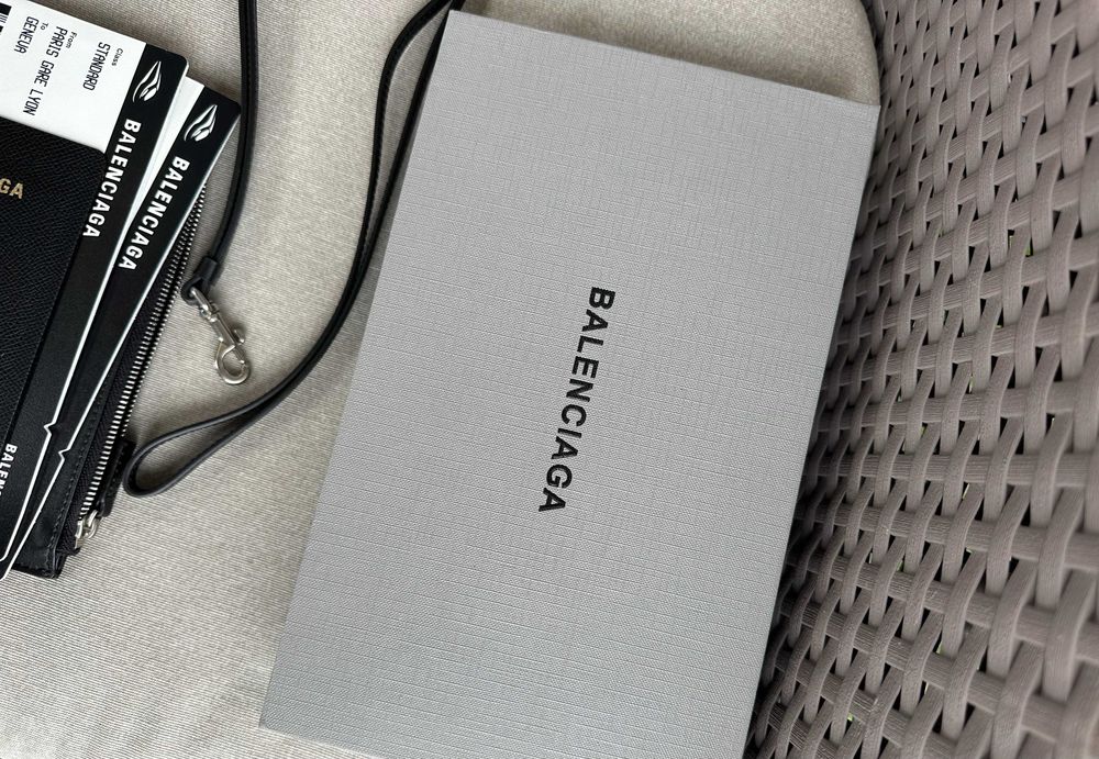 Сzarny skórzany portfel paszport Balenciaga