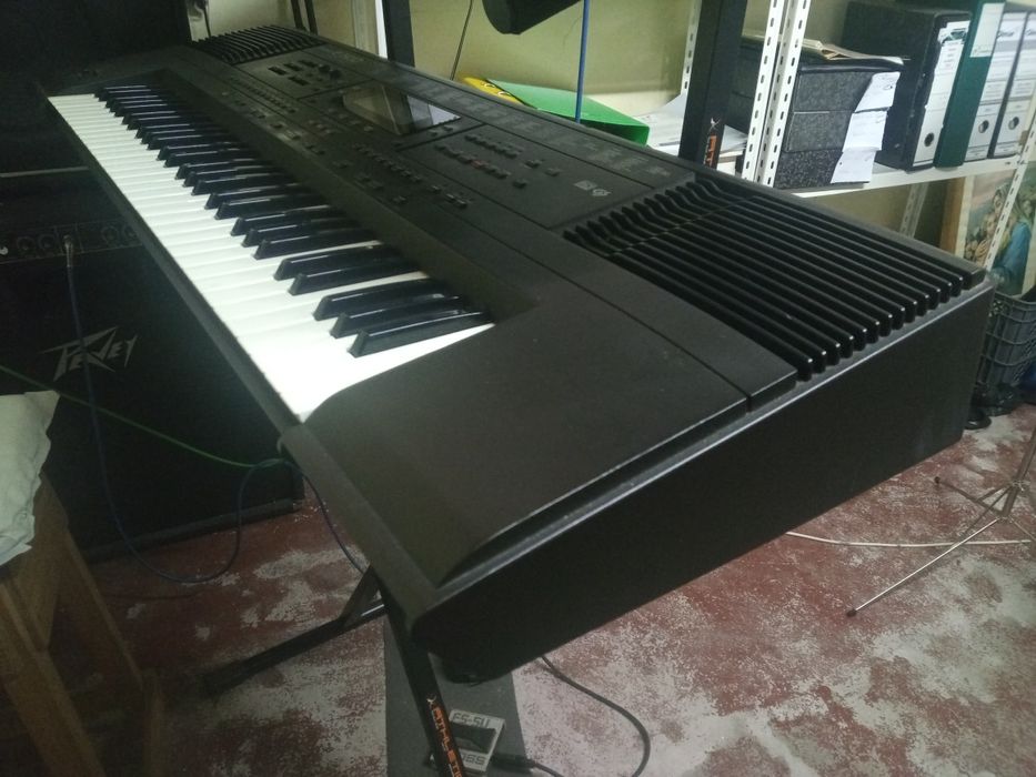 Teclado Roland E-500 com tripé, pedal e coluna