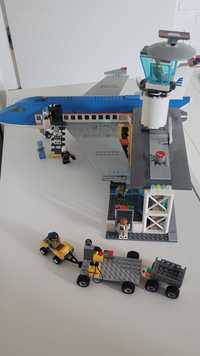 Lotniskowy terminal pasażerski, LEGO City wraz z siedmioma ludzikami.