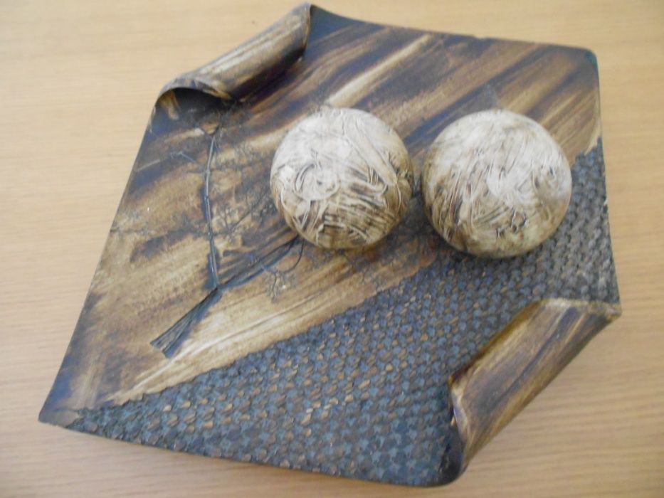 Prato de decorativo com 2 bolas decorativas