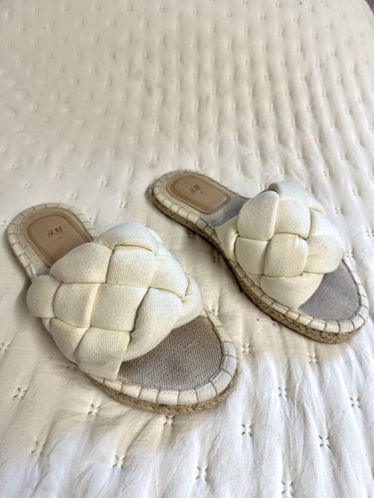 Chinelo cor creme com sola malhada