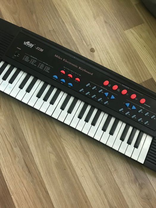 Синтезатор Miles 3738 не робочий