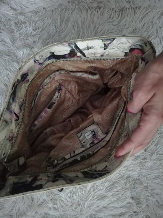 torebka Guess w kwiaty pojemna A4
