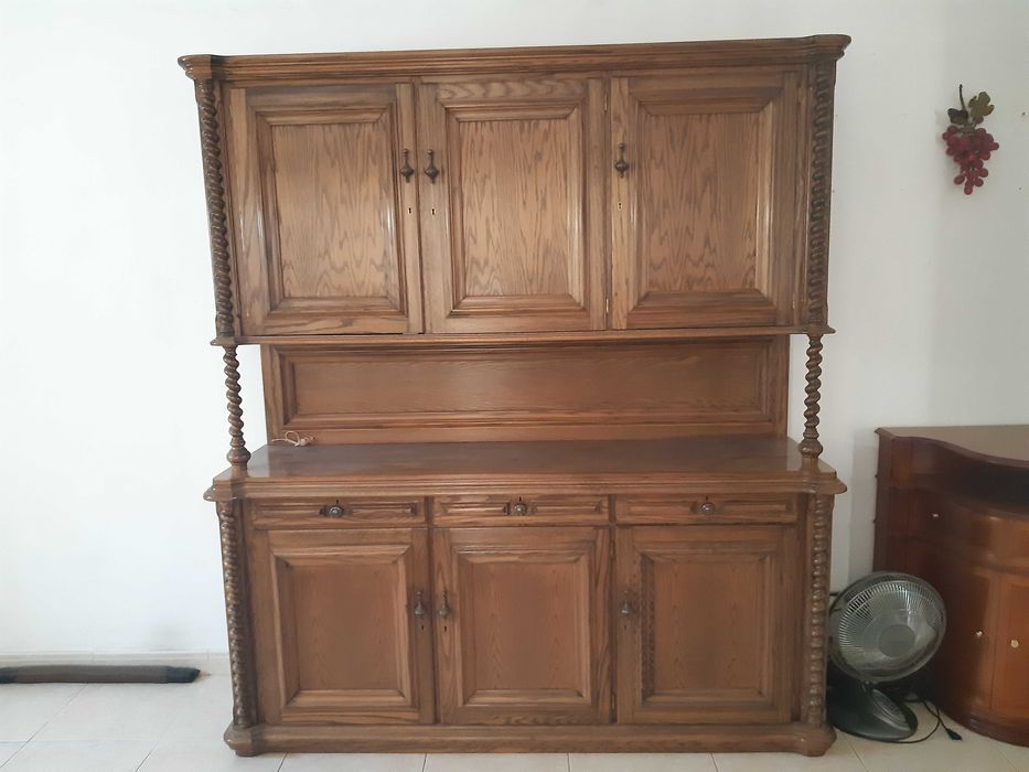 Móvel grande de sala de jantar - louceiro