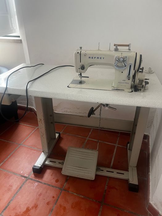 Máquina de costura Refrey Industrial  c/mesa e elétrica