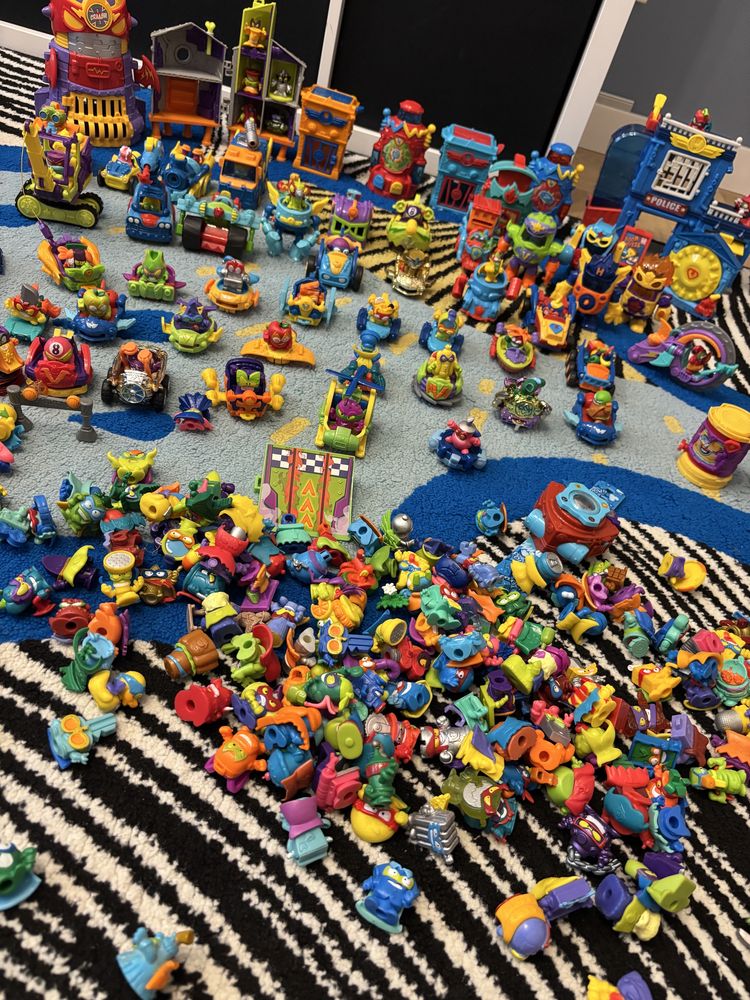 MEGA zestaw Super Zings 243 figurki + pojazdy + bazy +labolatorium itp