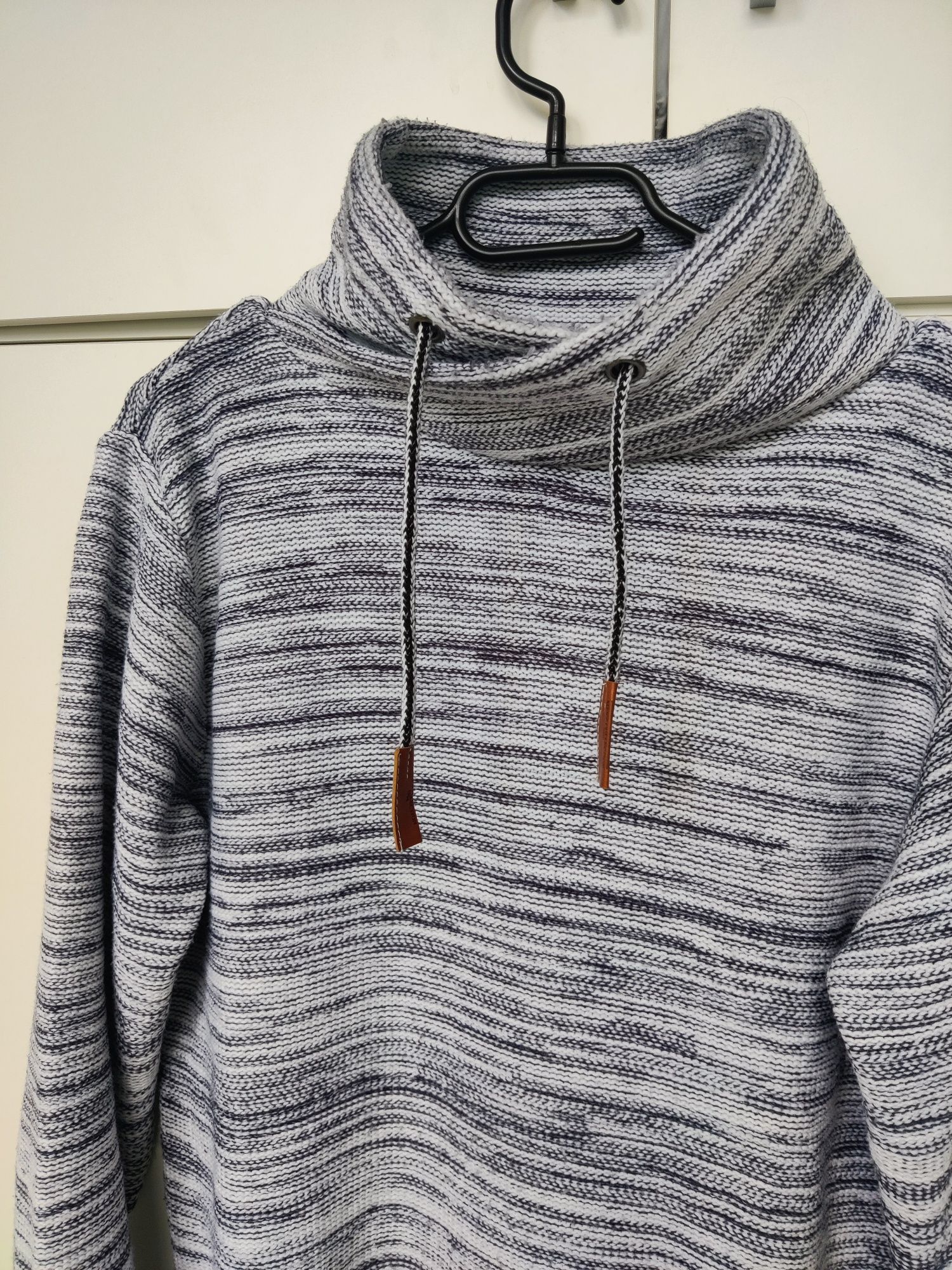 elegancki męski sweter z golfem