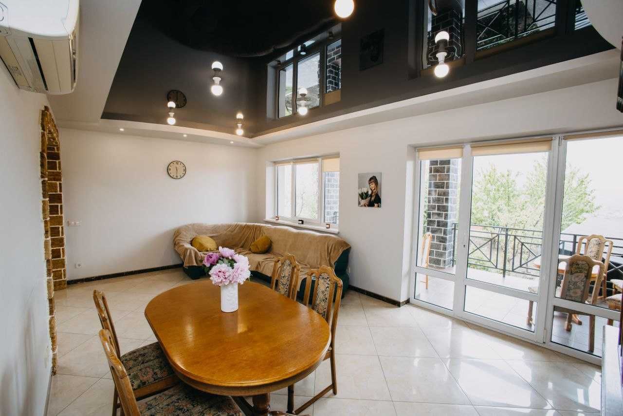 Сучасний будинок 207 м,кв. у Кучурові, 7 сот.