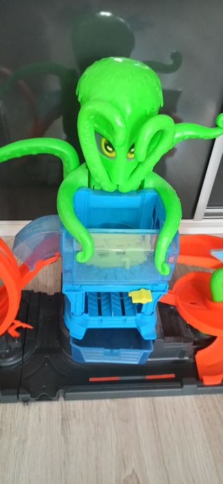 Hot wheels megamyjnia atak ośmiornicy