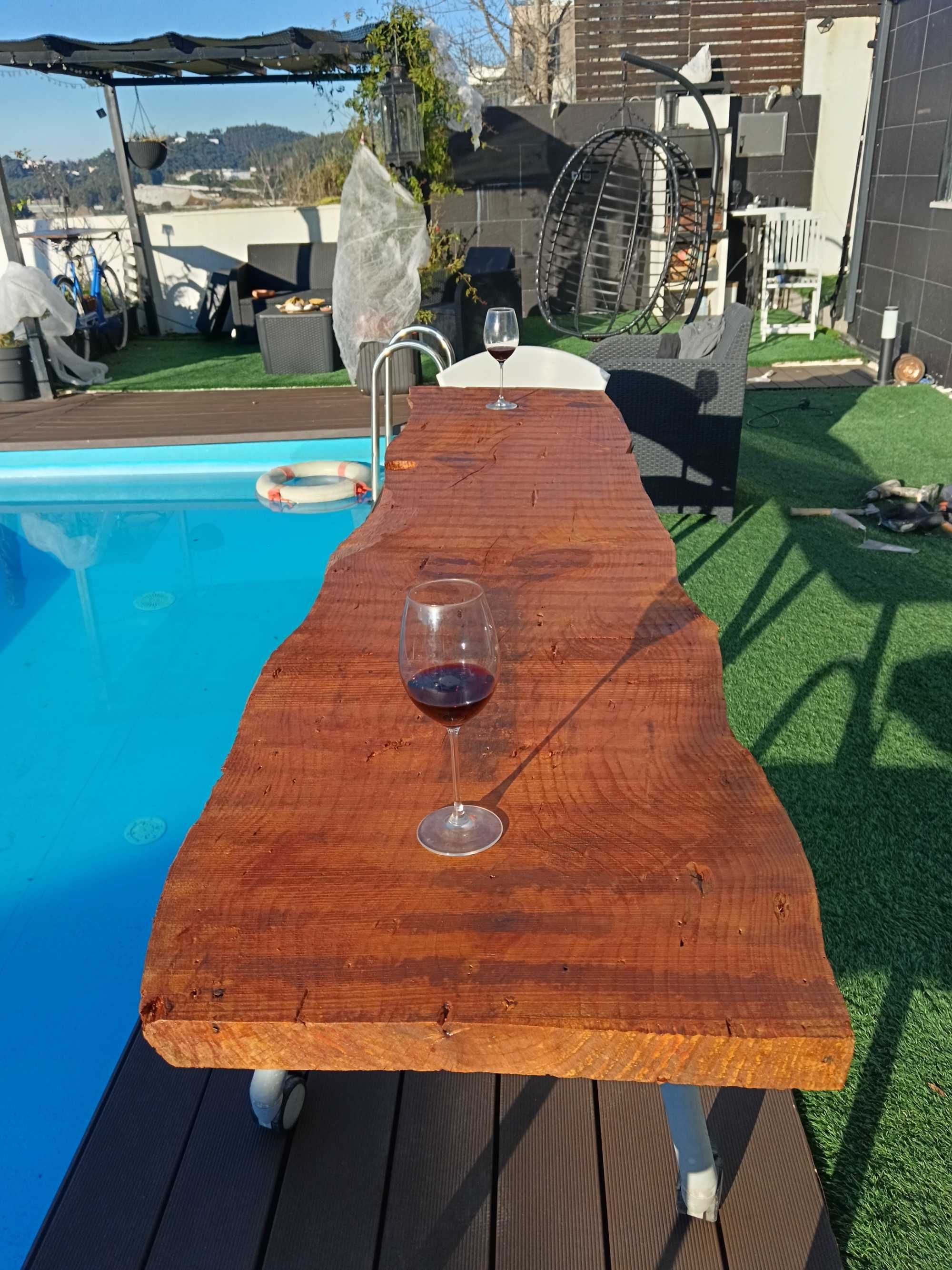 Mesa de madeira tratada, um só bloco.