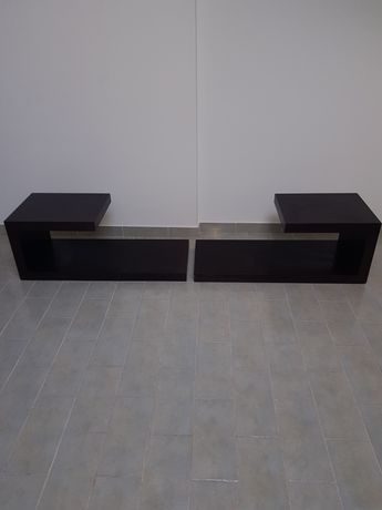 Mesa de cabeceira  com 2 móveis de gaveta