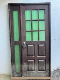 Porta entrada em madeira e vidro