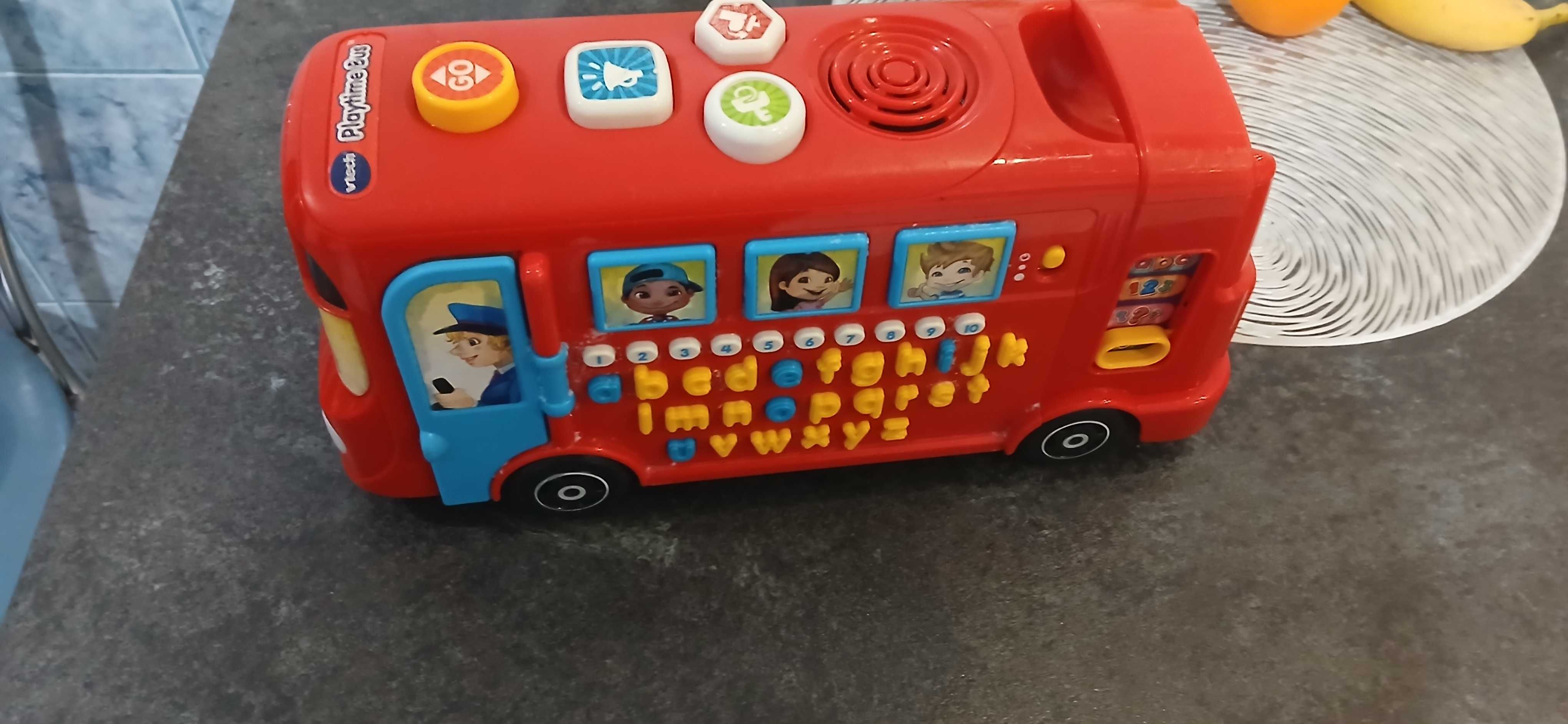 Zabawka autobus z literami grajacy