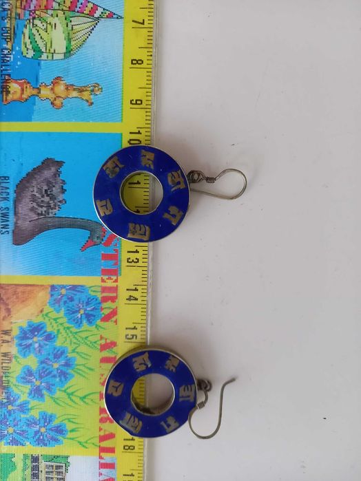 kolczyki z niebieska emalia i buddyjskimi ornamentami