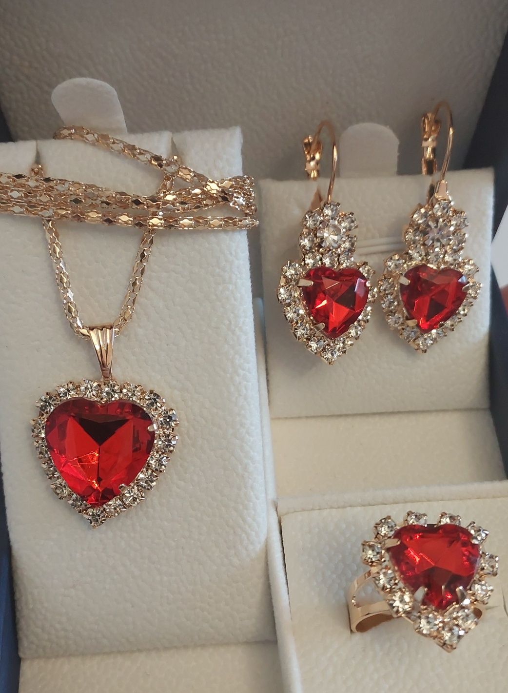 Przepiękny zestaw Sztucznej  biżuterii czerwone serce z zegarkiem