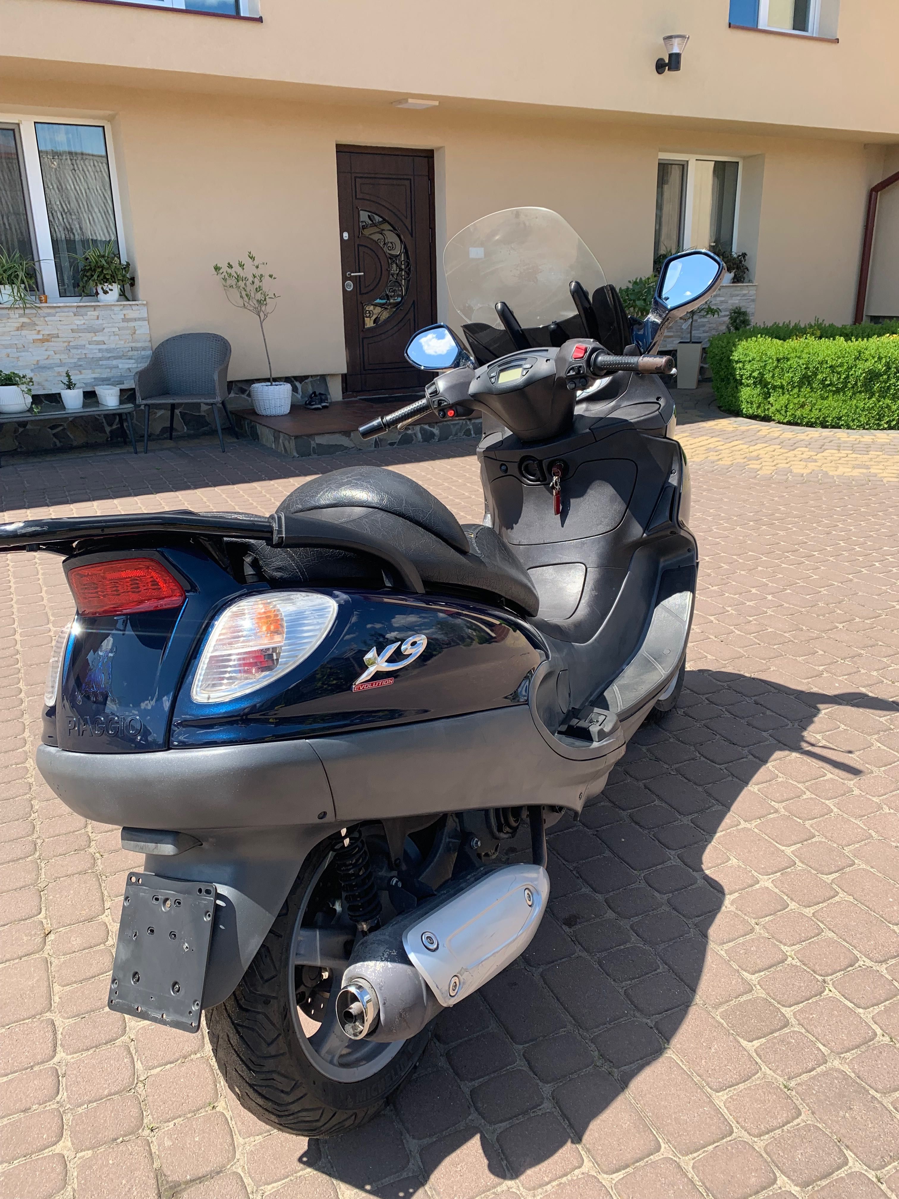 Продам скутер PIAGGIO 125 X9