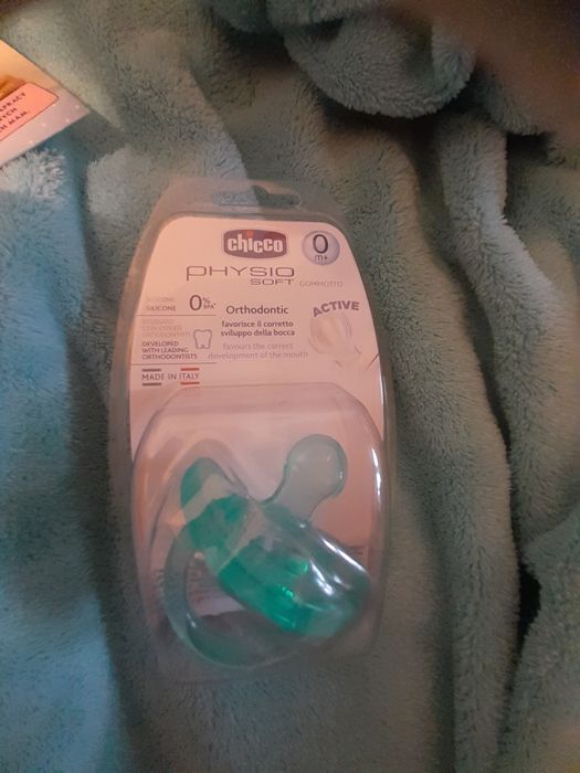 Zestaw dla przyszłej mamy. Nowe butelki, smoczek, wkładki laktacyjne i