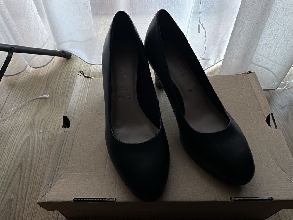 Czarne buty skórzane na obcasie