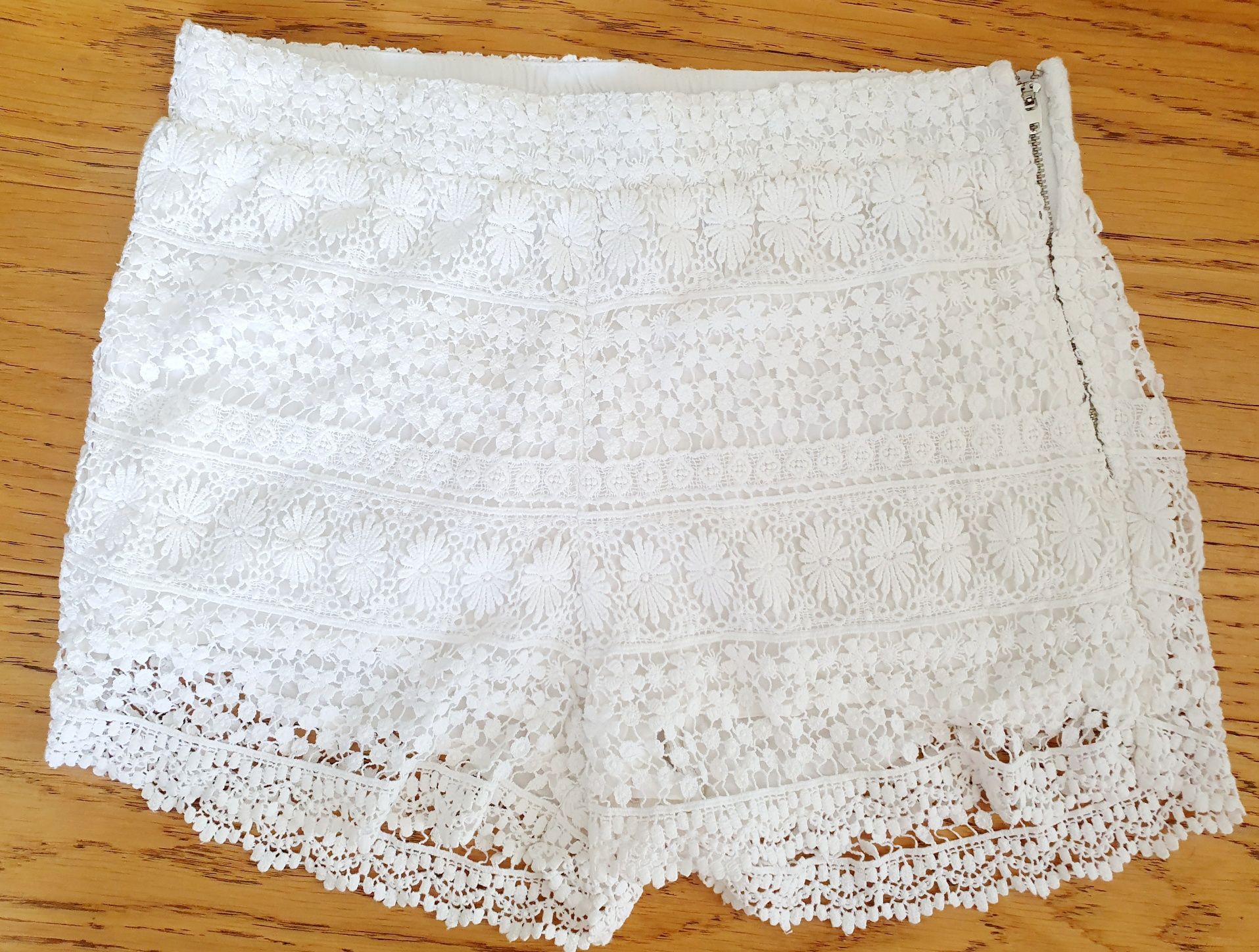 Letnie, koronkowe śliczne i modne boho spodenki szorty Stradivarius S