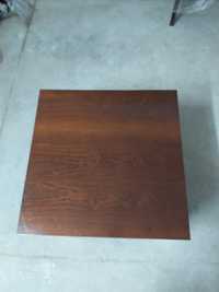 Mesa quadrada de madeira