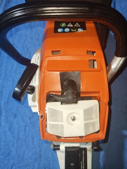 Piła spalinowa z łańcuchem i prowadnicą.