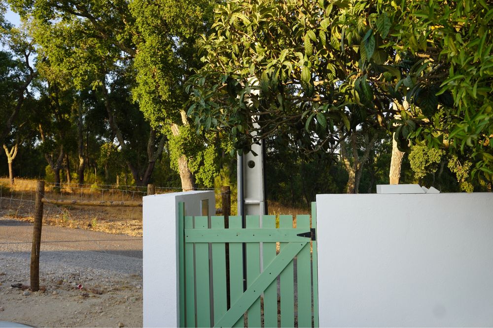 Vendo pequena quintinha parcialmemte remodelada