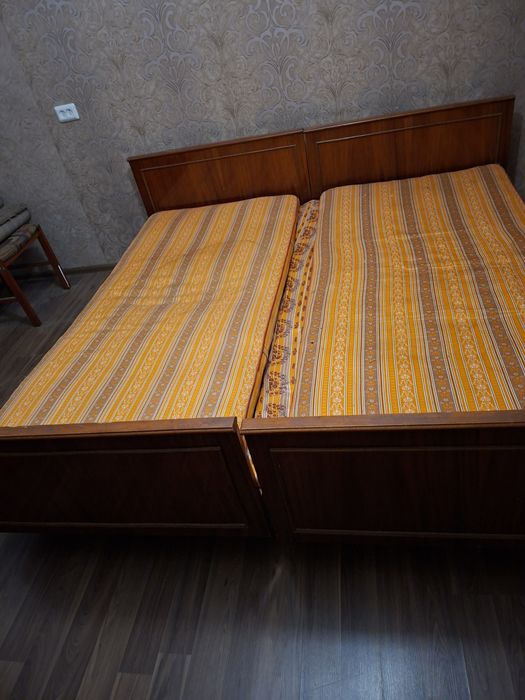Продам двоспальне ліжко 180х90,тумби,трюмо