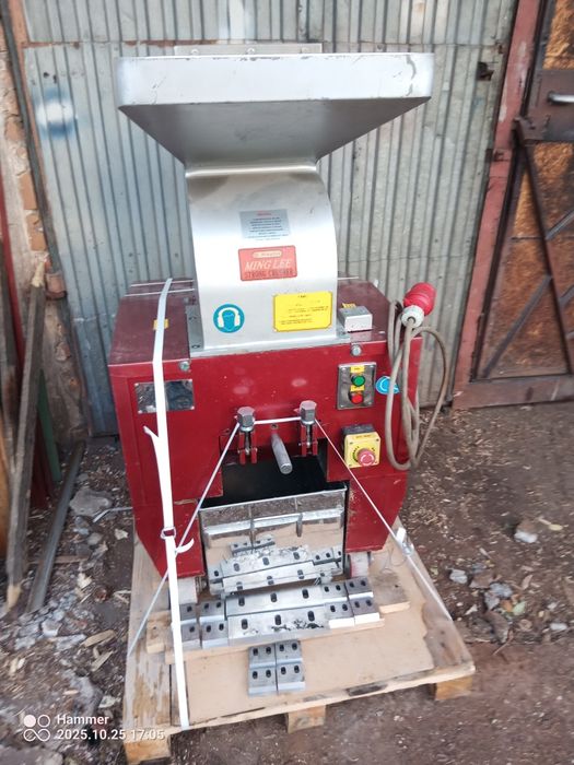 Młyn młynek kaskadowy kruszarka tworzyw plastiku drewna płyty