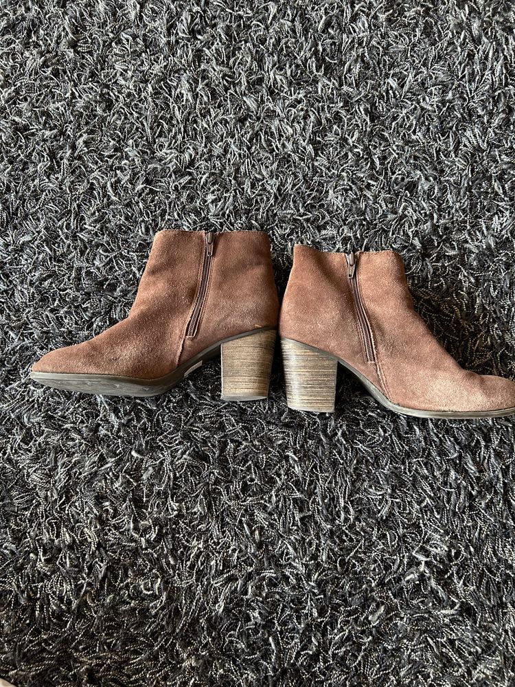 Botins em camurça- tamanho 41 • Muito bom