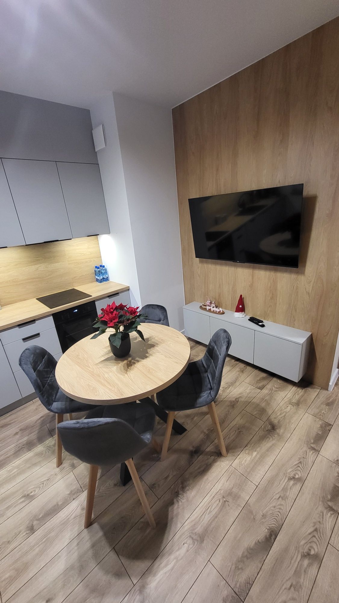 Apartament z oddzielną sypialnią.