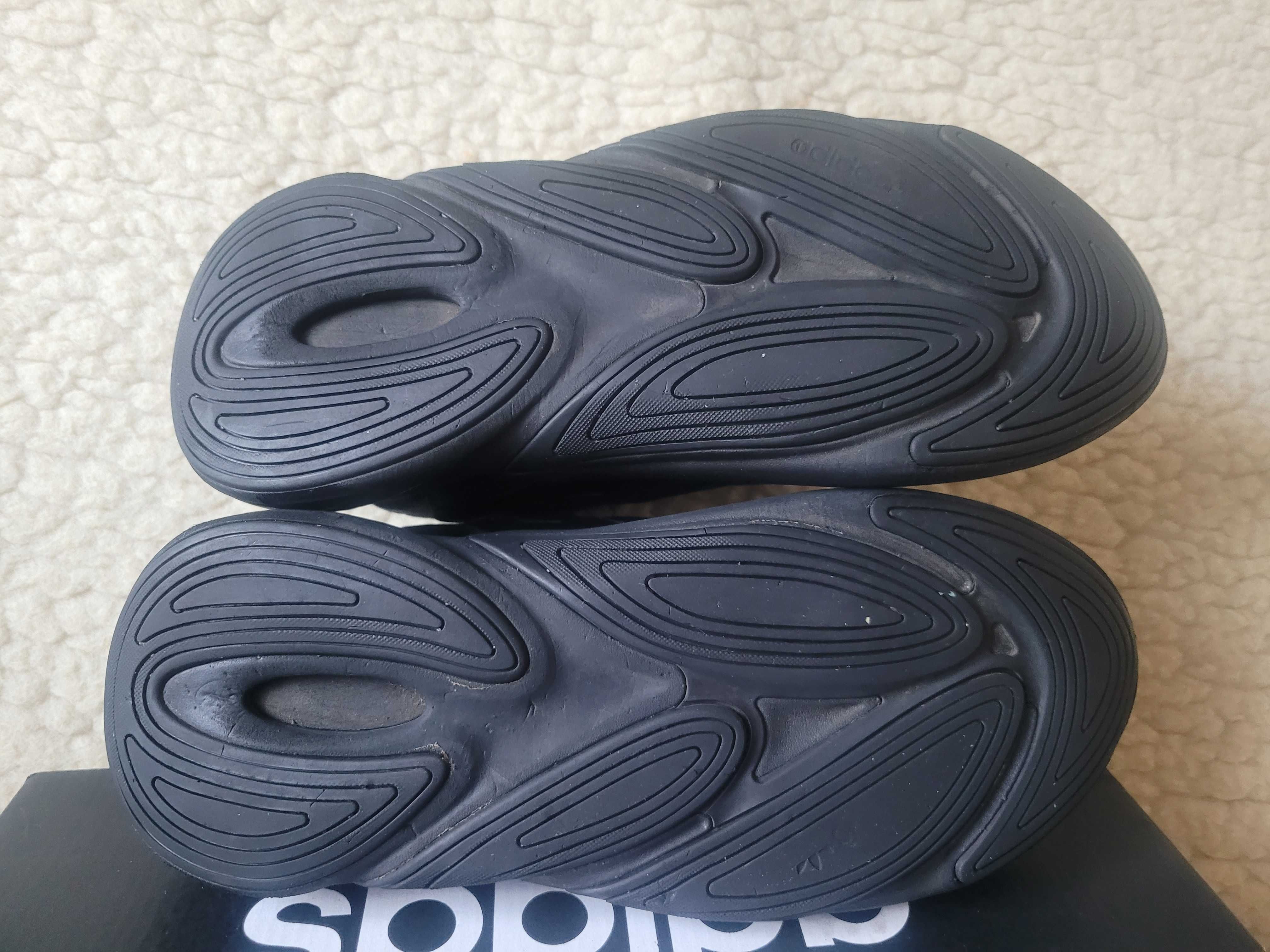 Mega  młodzieżowe buty sportowe Adidas Ozelia r. 38,5